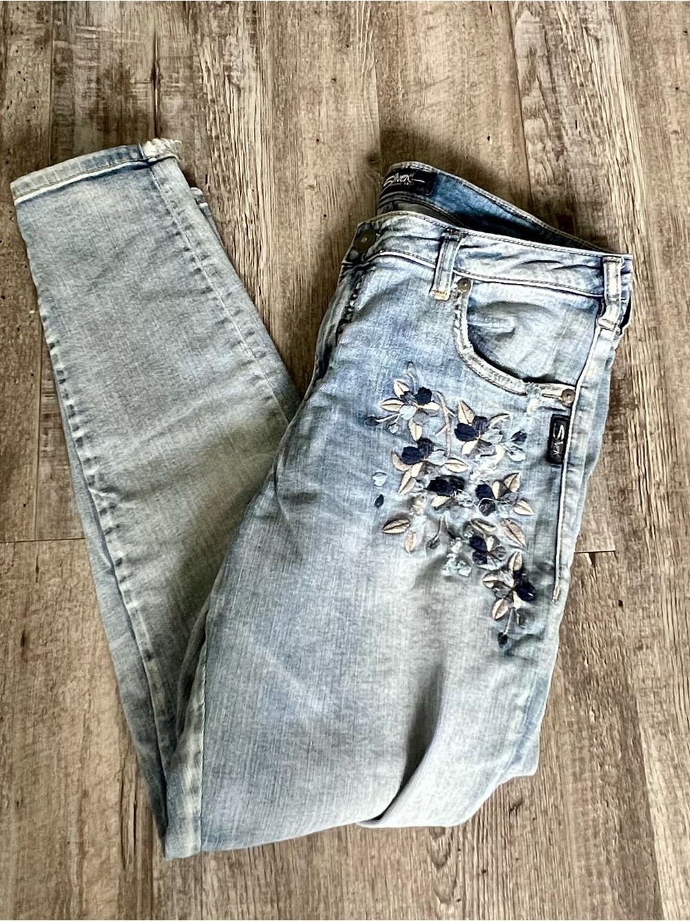 Embroidered skinny jeans
